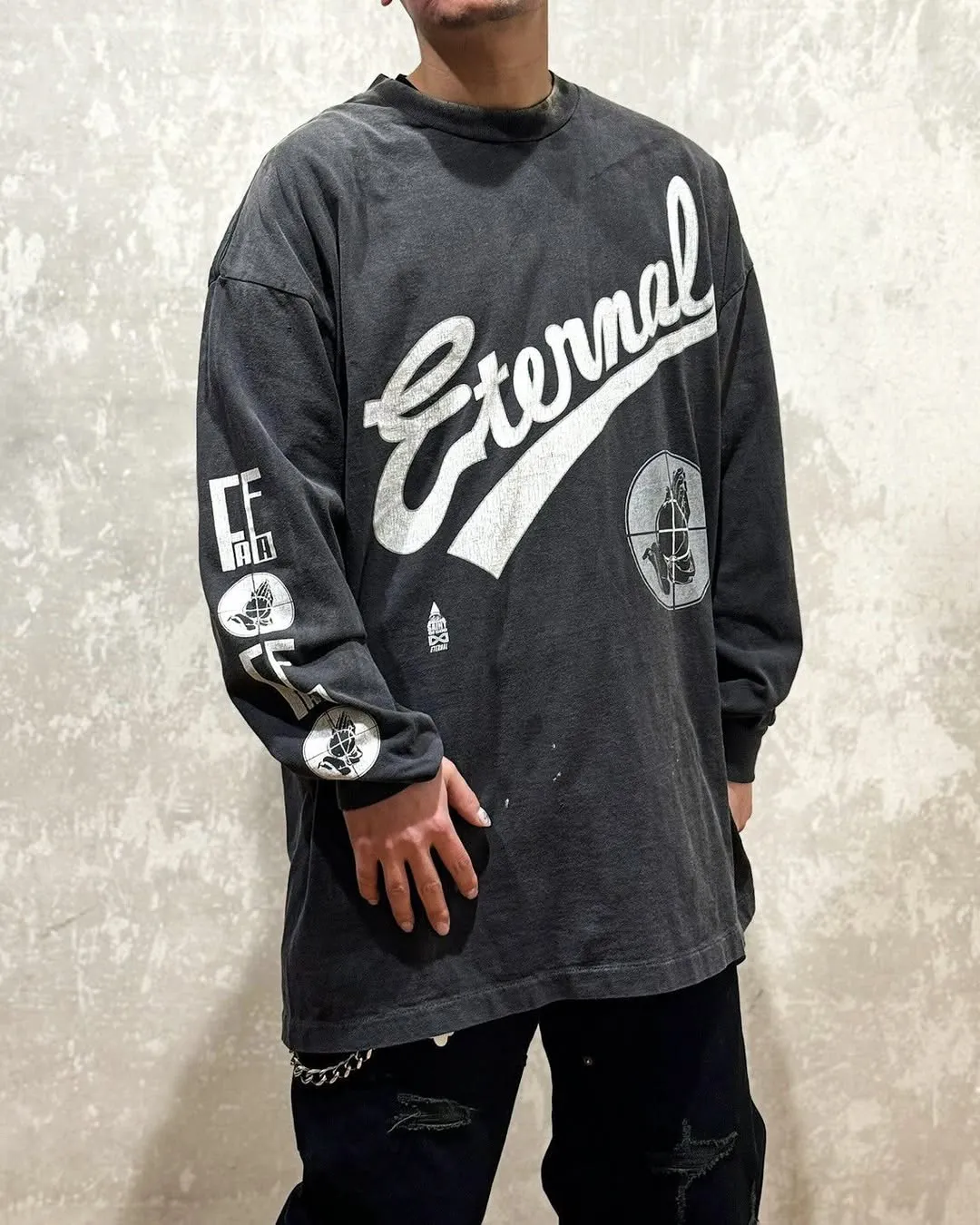 SAINT Mxxxxxx × FEAR OF GOD FG_LS TEE/SNT OF GOD/BLK FOG co-branded model SAINT OF GOD/ETERNAL prayer sight long sleeves, washed black S-XL, this season's major co-branded model, FOG manager JERRY personally carries the goods. The SAINT OF GOD series collaboration has gained quite a lot of buzz. Customized original co-branded SAINT OF GOD main label/washed label. Top-notch printing technology. Using silver sand and cracked pulp on the front and rear panels and heavy washing water to create a natural washed effect of printing, deep restoration